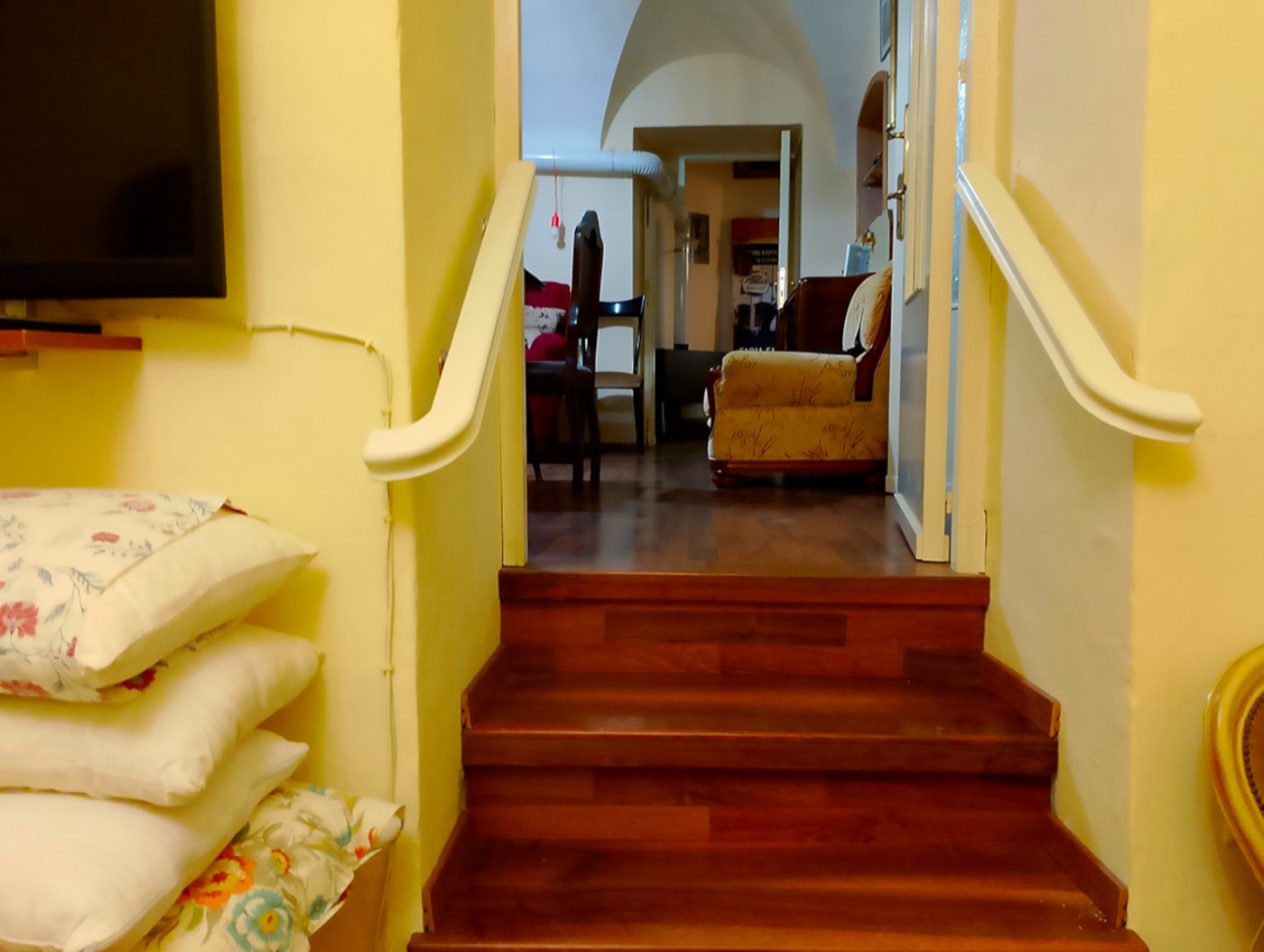 Apartment with Private Entrance in a Historic Building property photograph