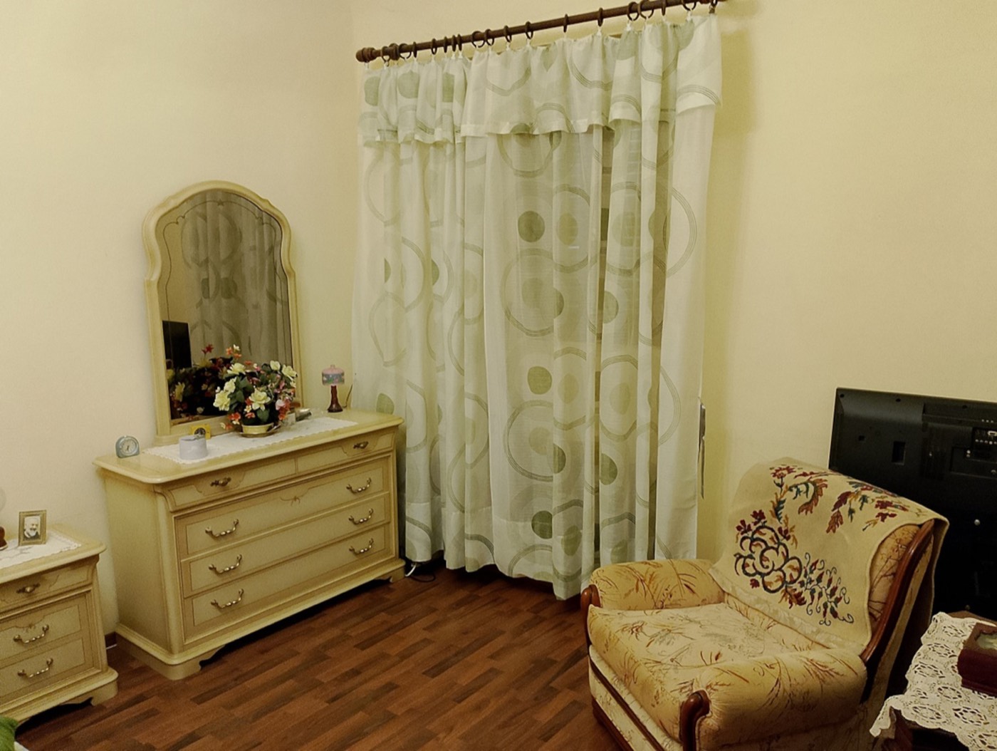 Apartment with Private Entrance in a Historic Building property photograph
