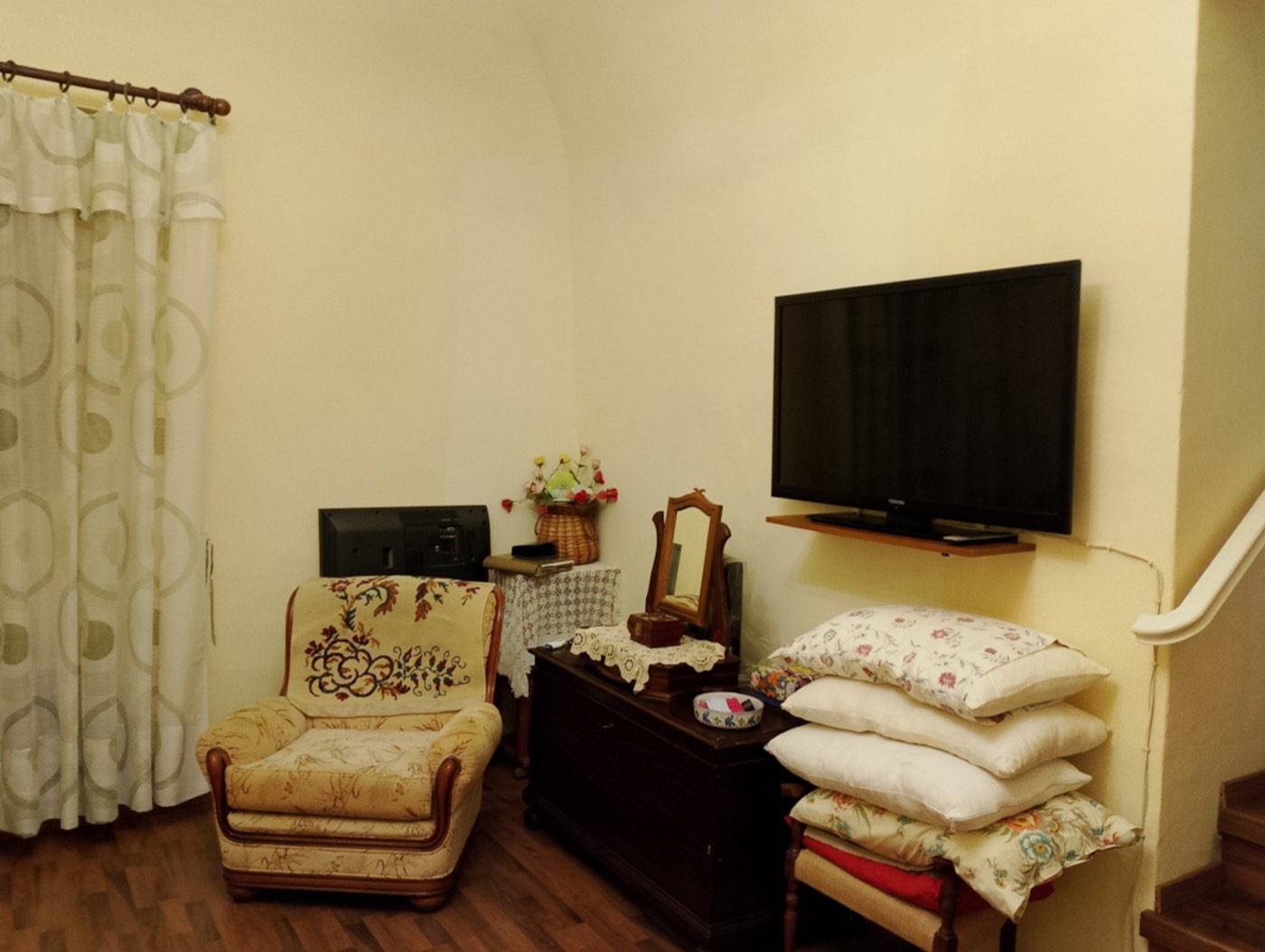 Apartment with Private Entrance in a Historic Building property photograph