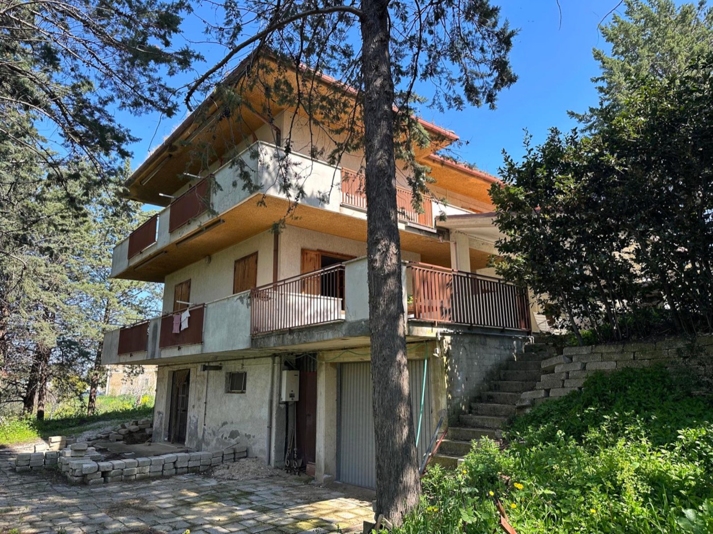 Detached Villa with Garden, Portico and Land in Alanno, PE