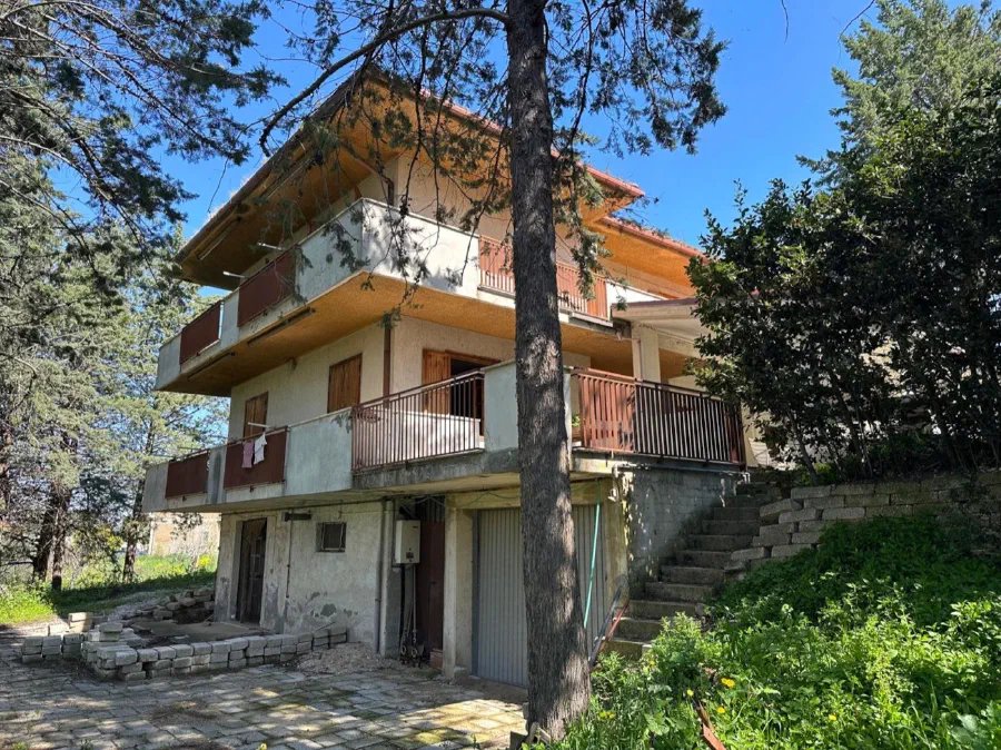Detached Villa with Garden, Portico and Land in Alanno, PE