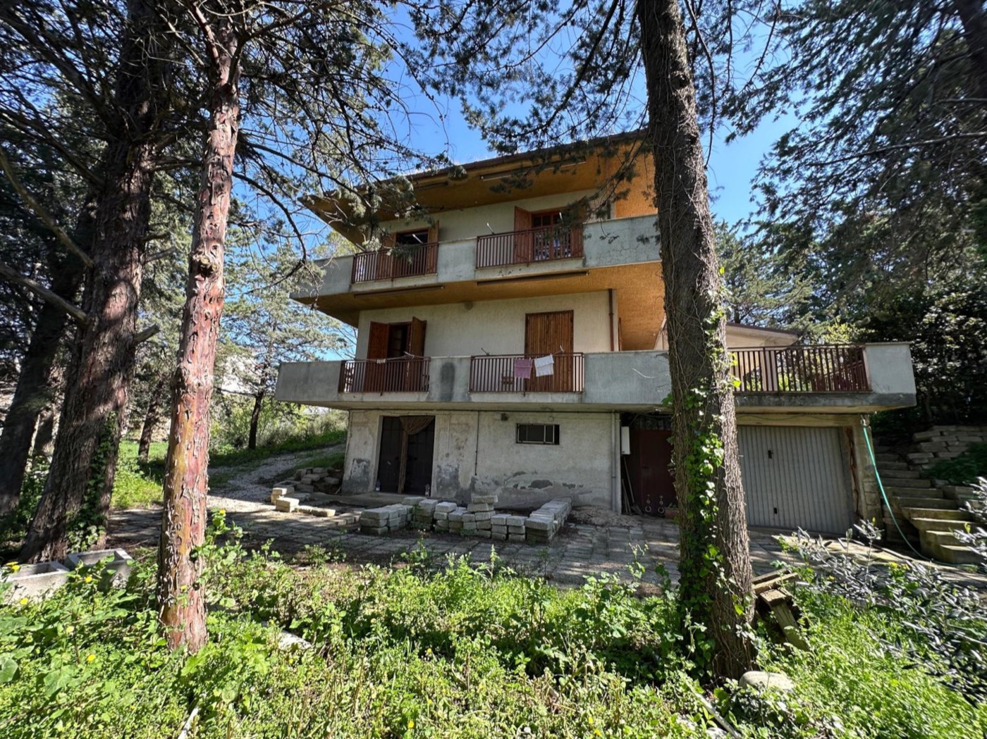 Detached Villa with Garden, Portico and Land property photograph