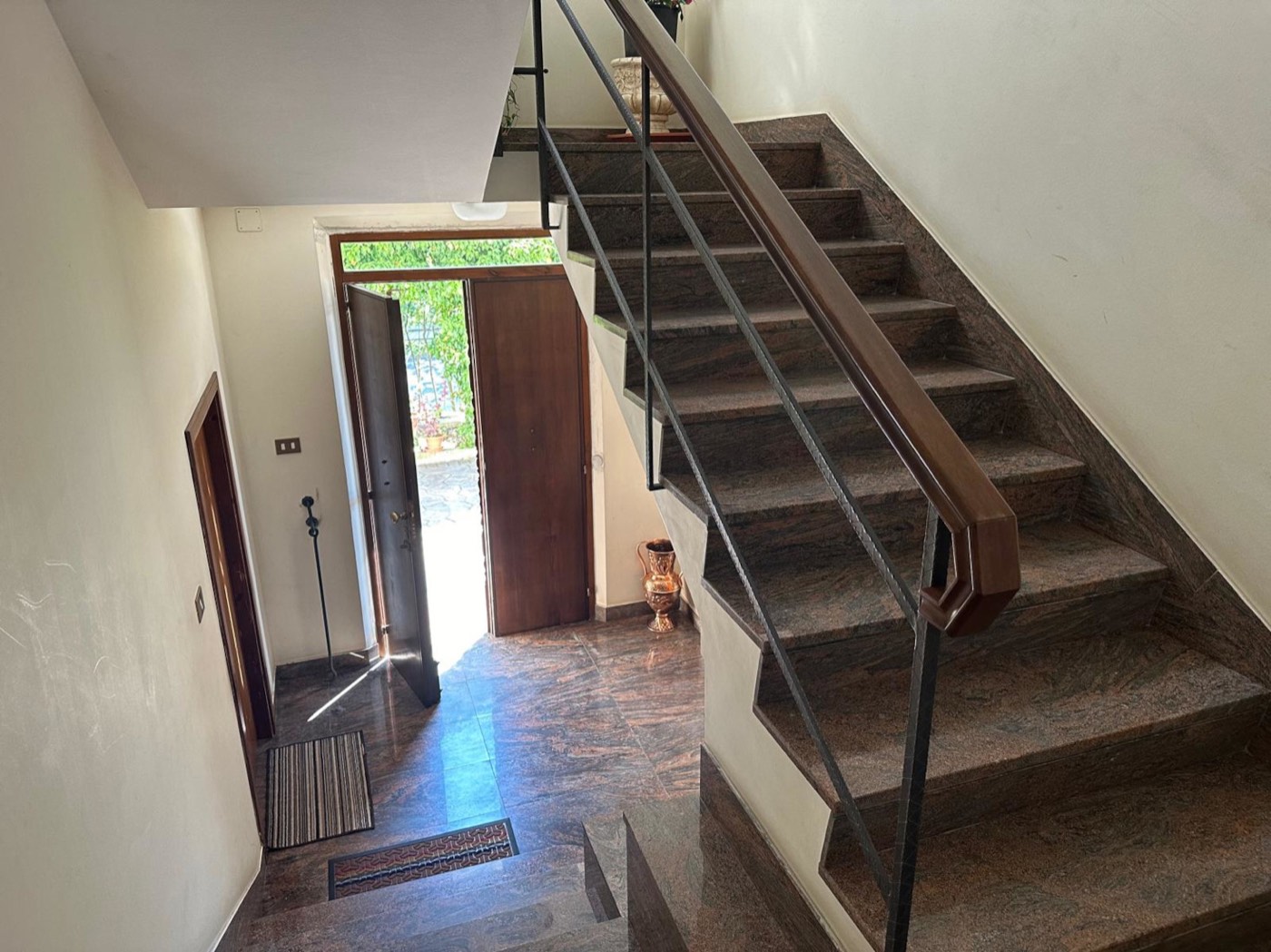 Apartment with Garage, Attic and Private Courtyard property photograph