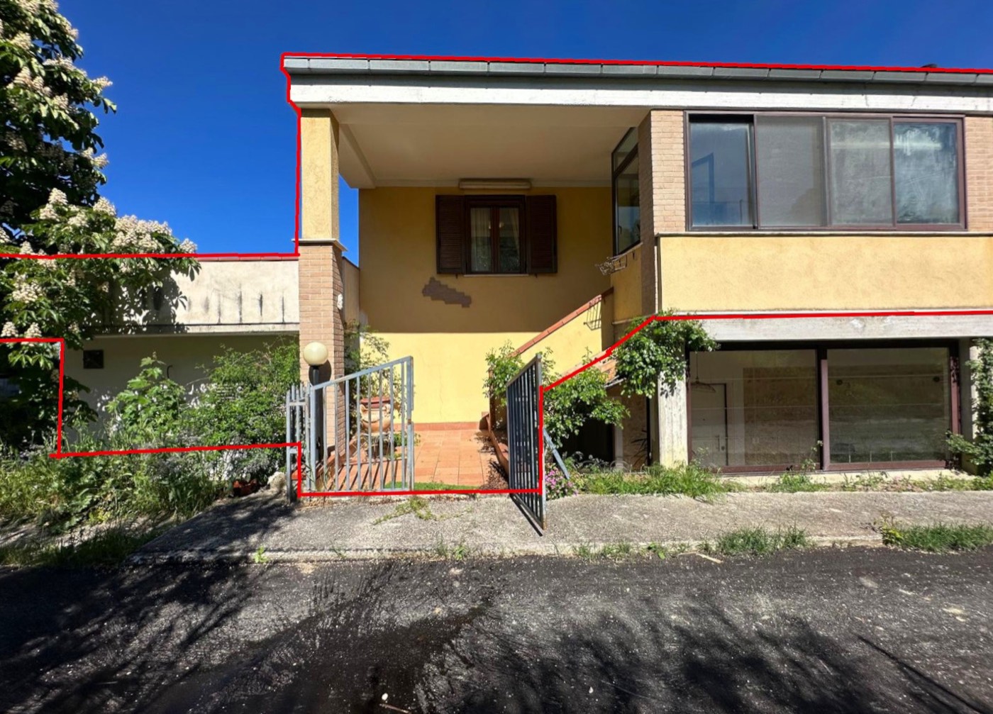 Enchanting independent portion with terrace and garage property photograph