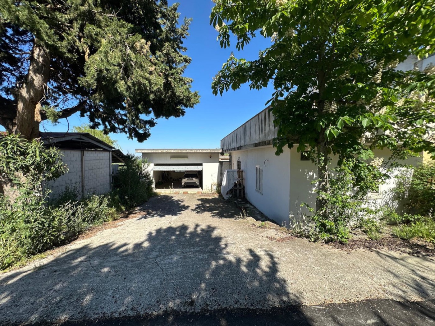 Enchanting independent portion with terrace and garage property photograph