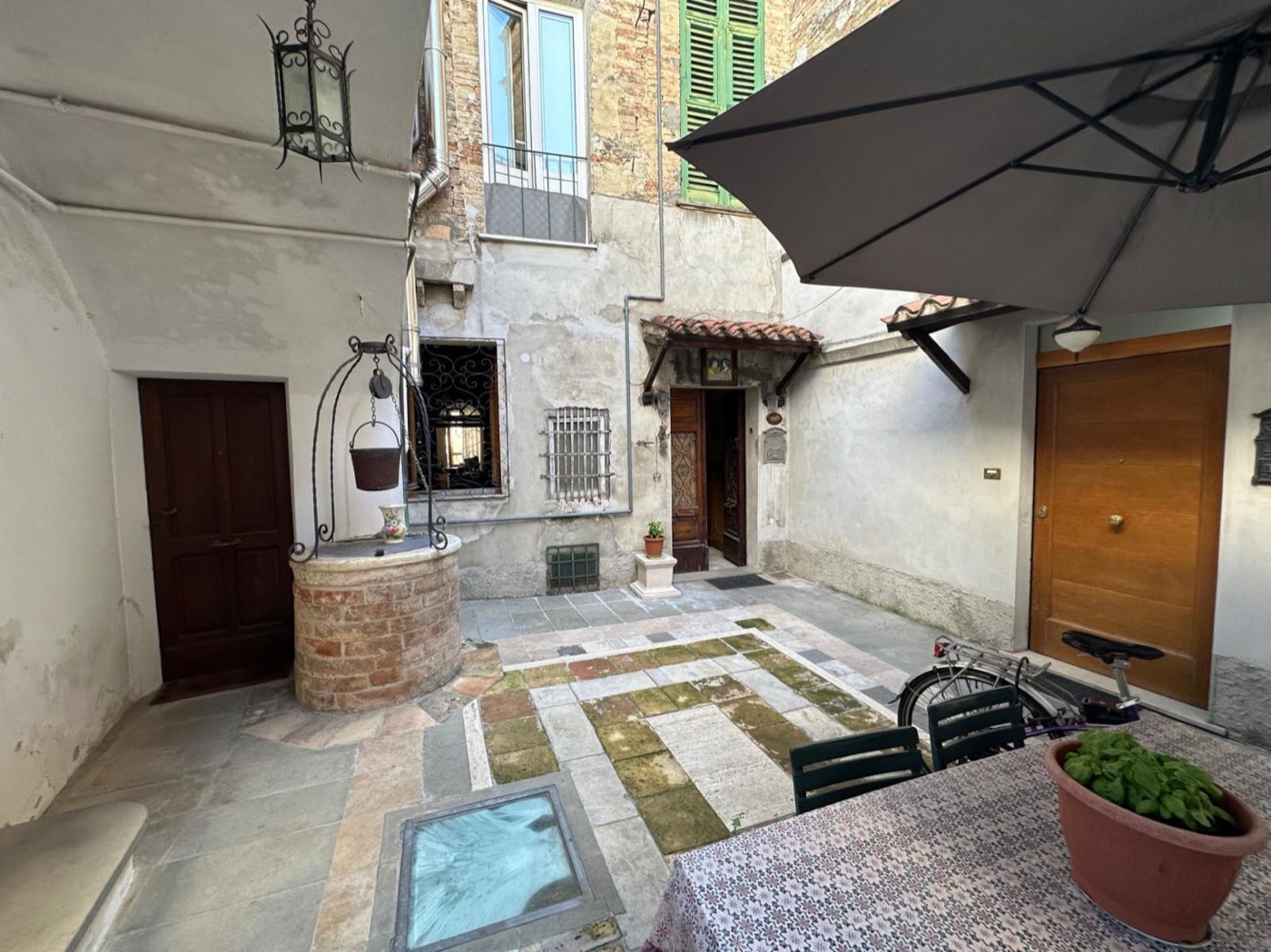 Independent Apartment in a Noble Palace in the Historic Centre property photograph