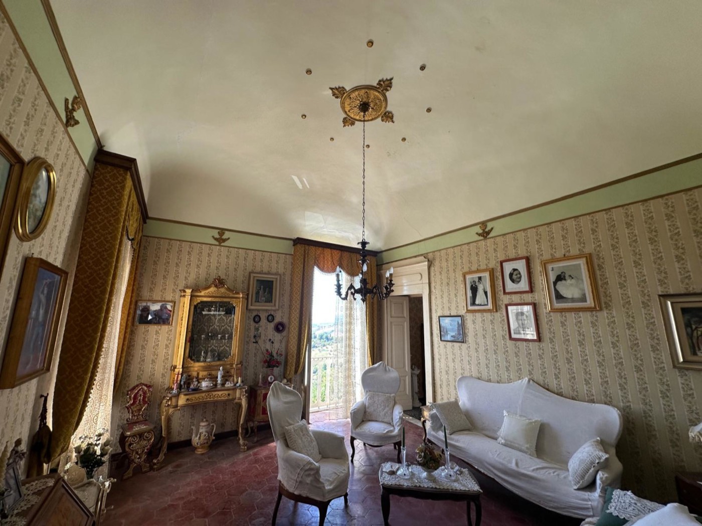 Independent Apartment in a Noble Palace in the Historic Centre property photograph