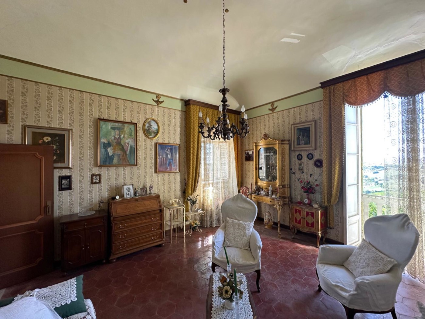 Independent Apartment in a Noble Palace in the Historic Centre property photograph