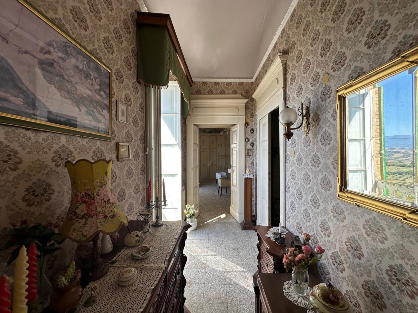 Independent Apartment in a Noble Palace in the Historic Centre property photograph
