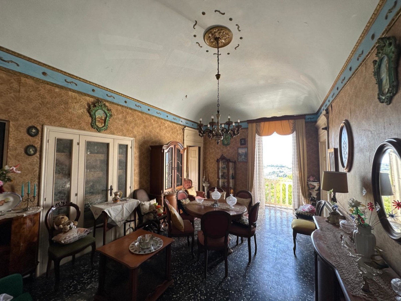 Independent Apartment in a Noble Palace in the Historic Centre property photograph