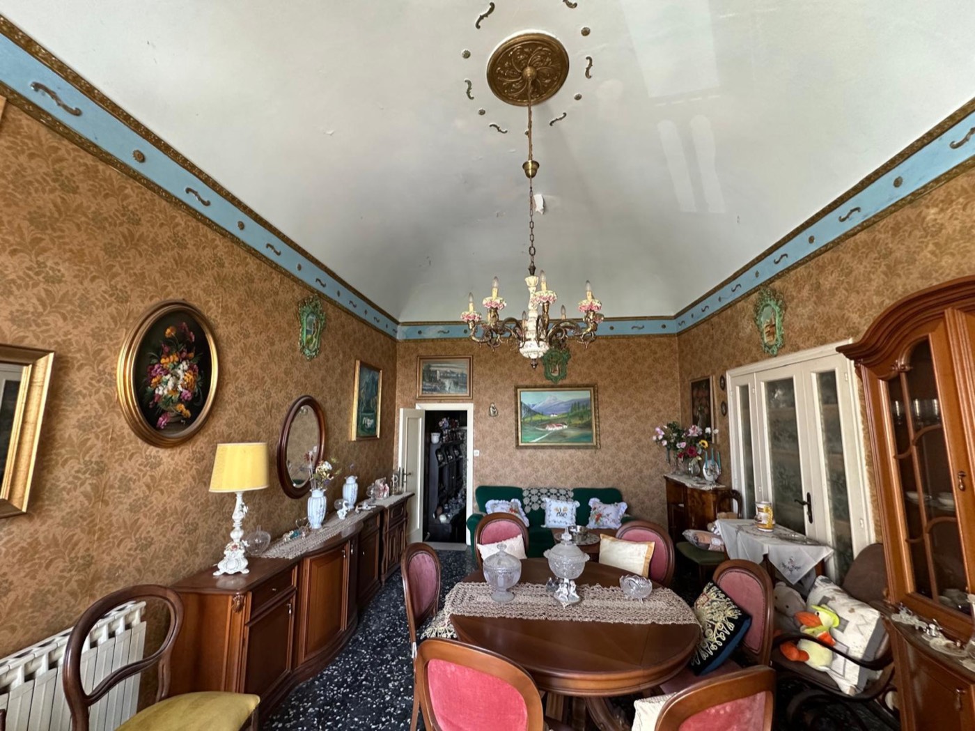 Independent Apartment in a Noble Palace in the Historic Centre property photograph