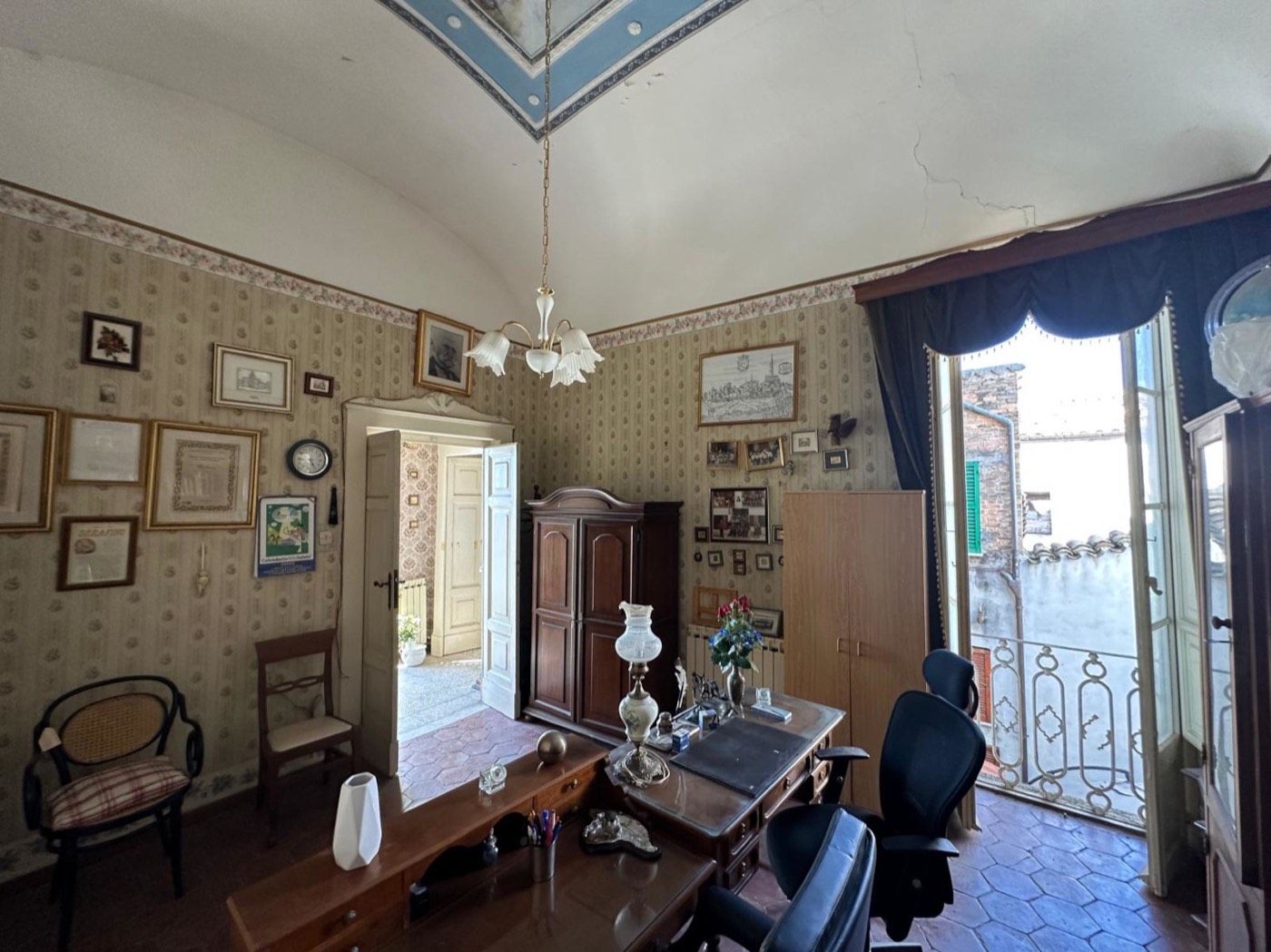 Independent Apartment in a Noble Palace in the Historic Centre property photograph