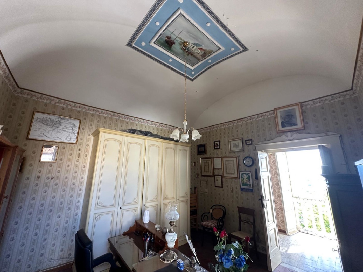 Independent Apartment in a Noble Palace in the Historic Centre property photograph
