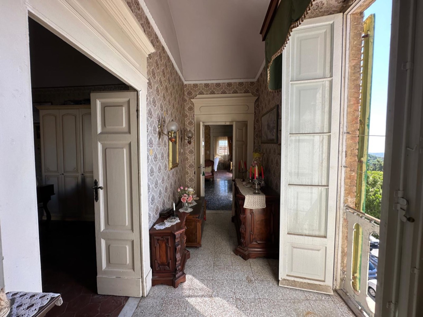 Independent Apartment in a Noble Palace in the Historic Centre property photograph