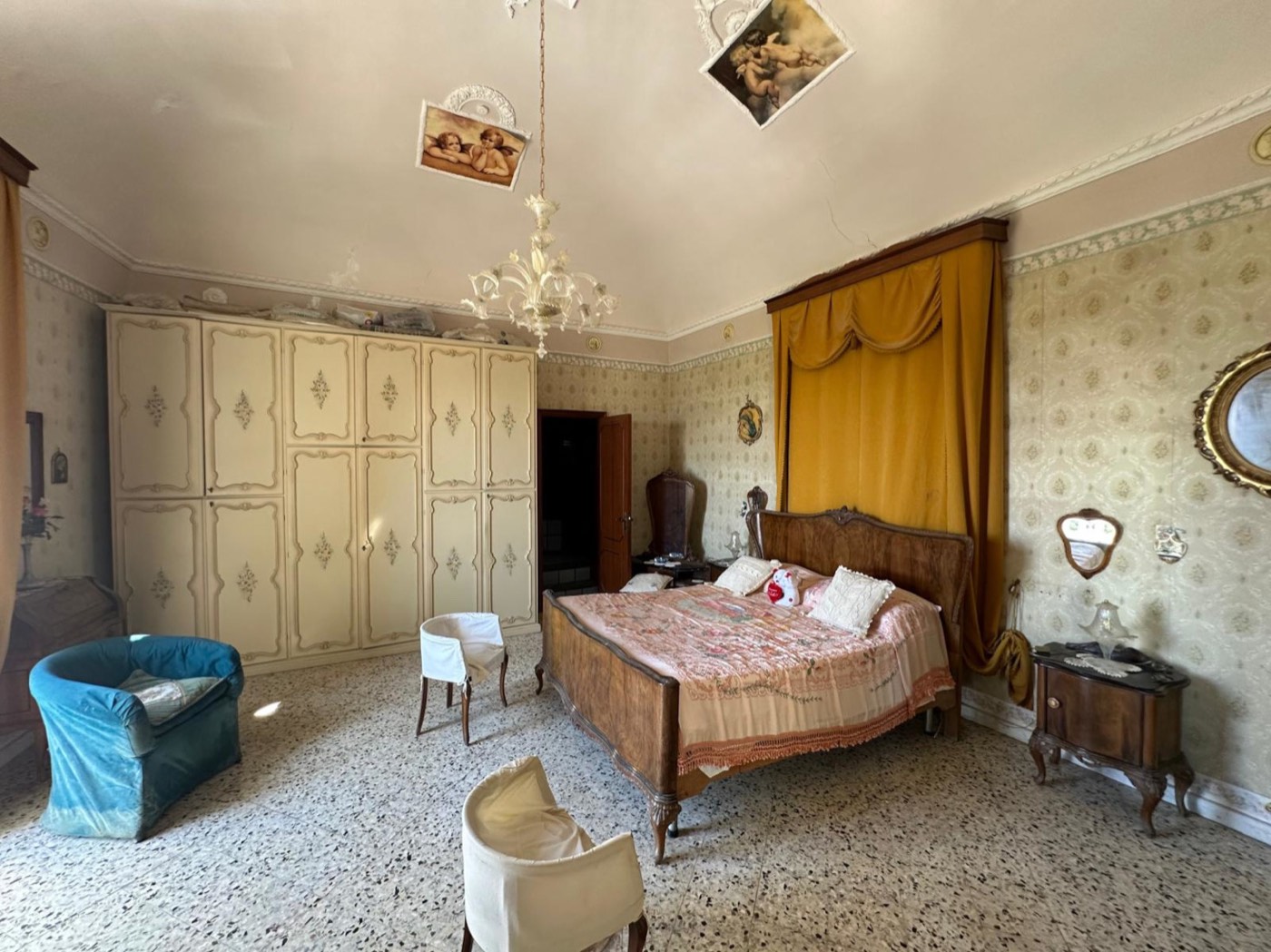 Independent Apartment in a Noble Palace in the Historic Centre property photograph