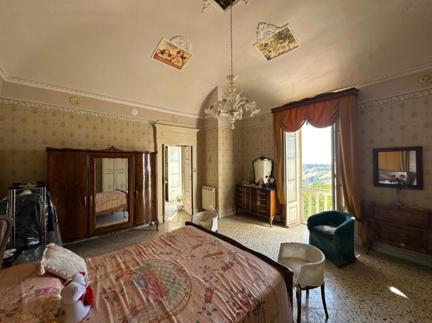 Independent Apartment in a Noble Palace in the Historic Centre property photograph