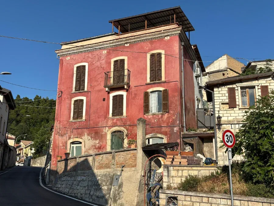 Townhouse Under Renovation in the Centre of Lettomanoppello in Lettomanoppello, PE