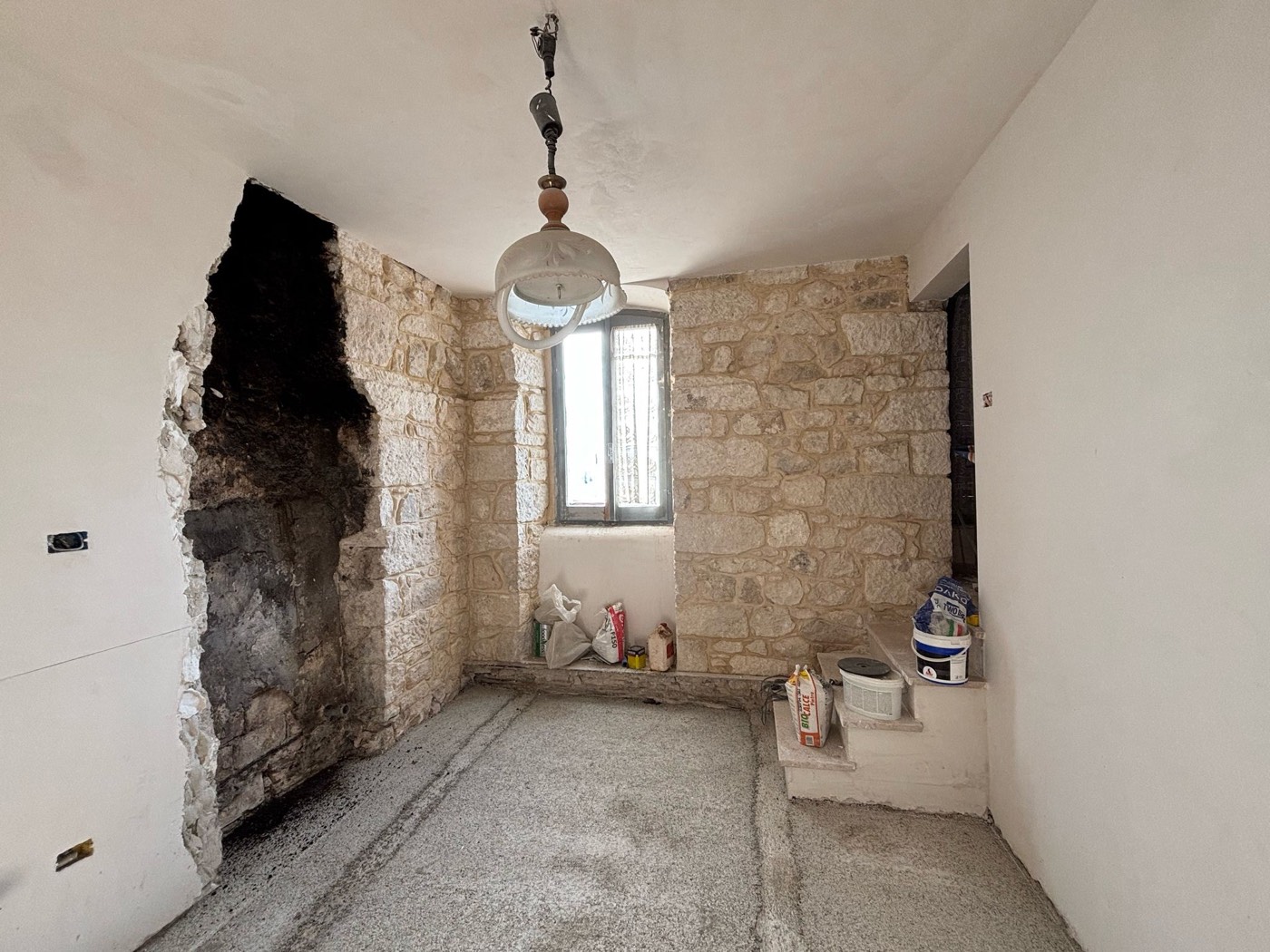 Townhouse Under Renovation in the Centre of Lettomanoppello property photograph
