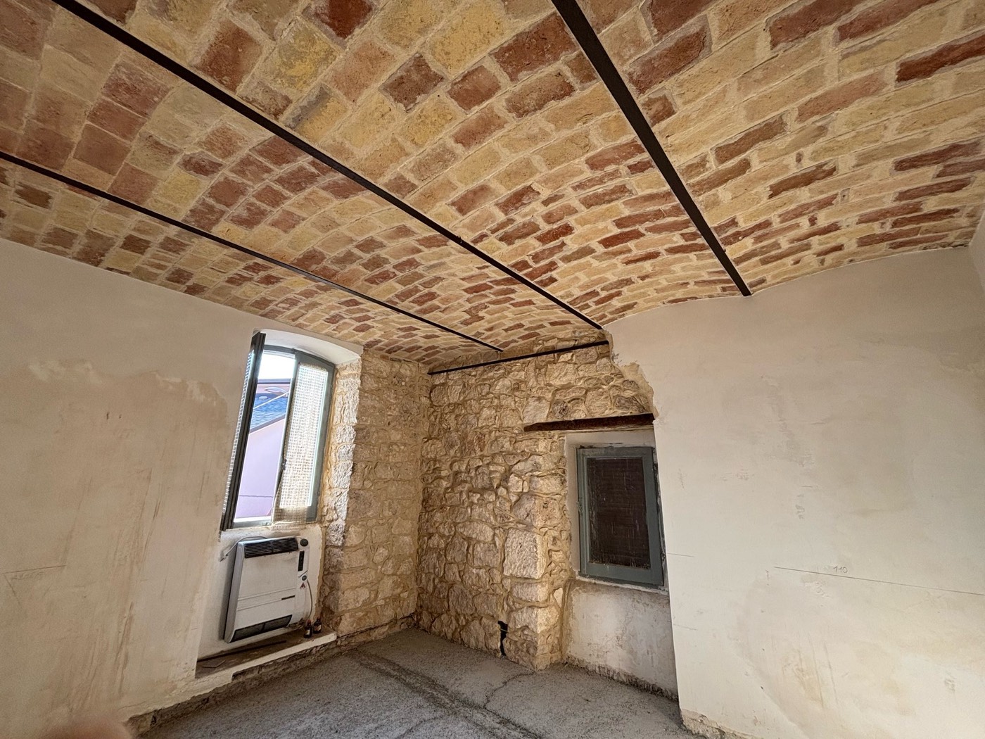 Townhouse Under Renovation in the Centre of Lettomanoppello property photograph