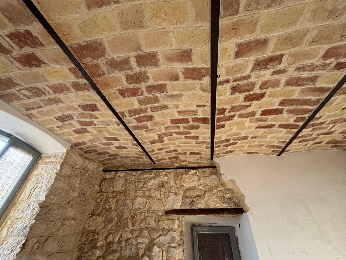 Townhouse Under Renovation in the Centre of Lettomanoppello property photograph