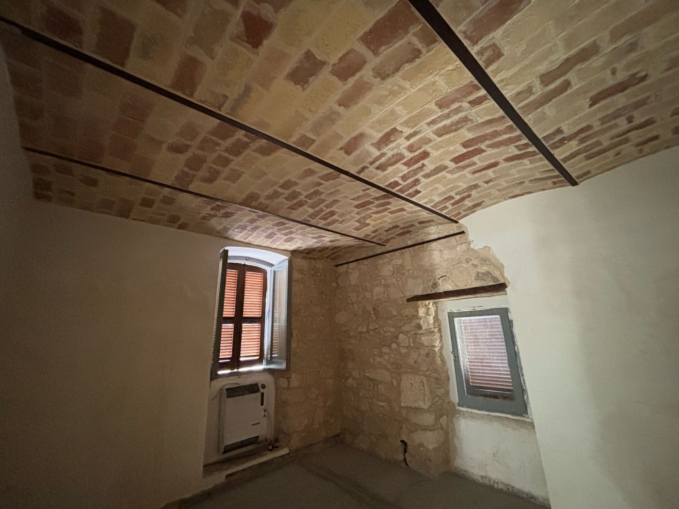 Townhouse Under Renovation in the Centre of Lettomanoppello property photograph