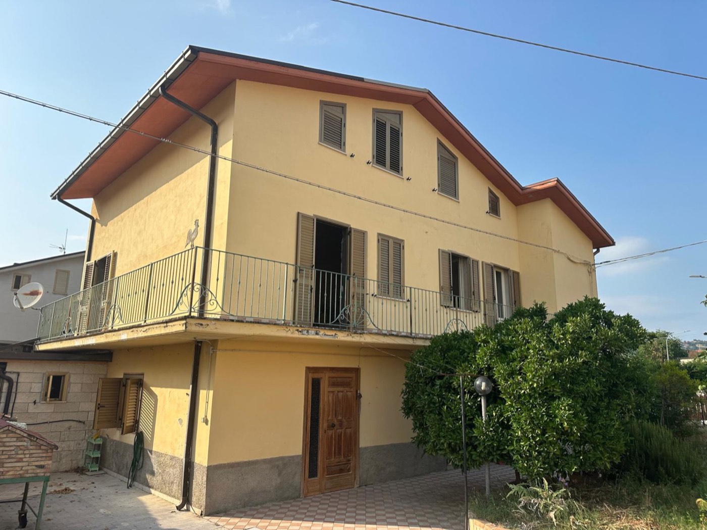 Self-contained house with exclusive courtyard and garden property photograph