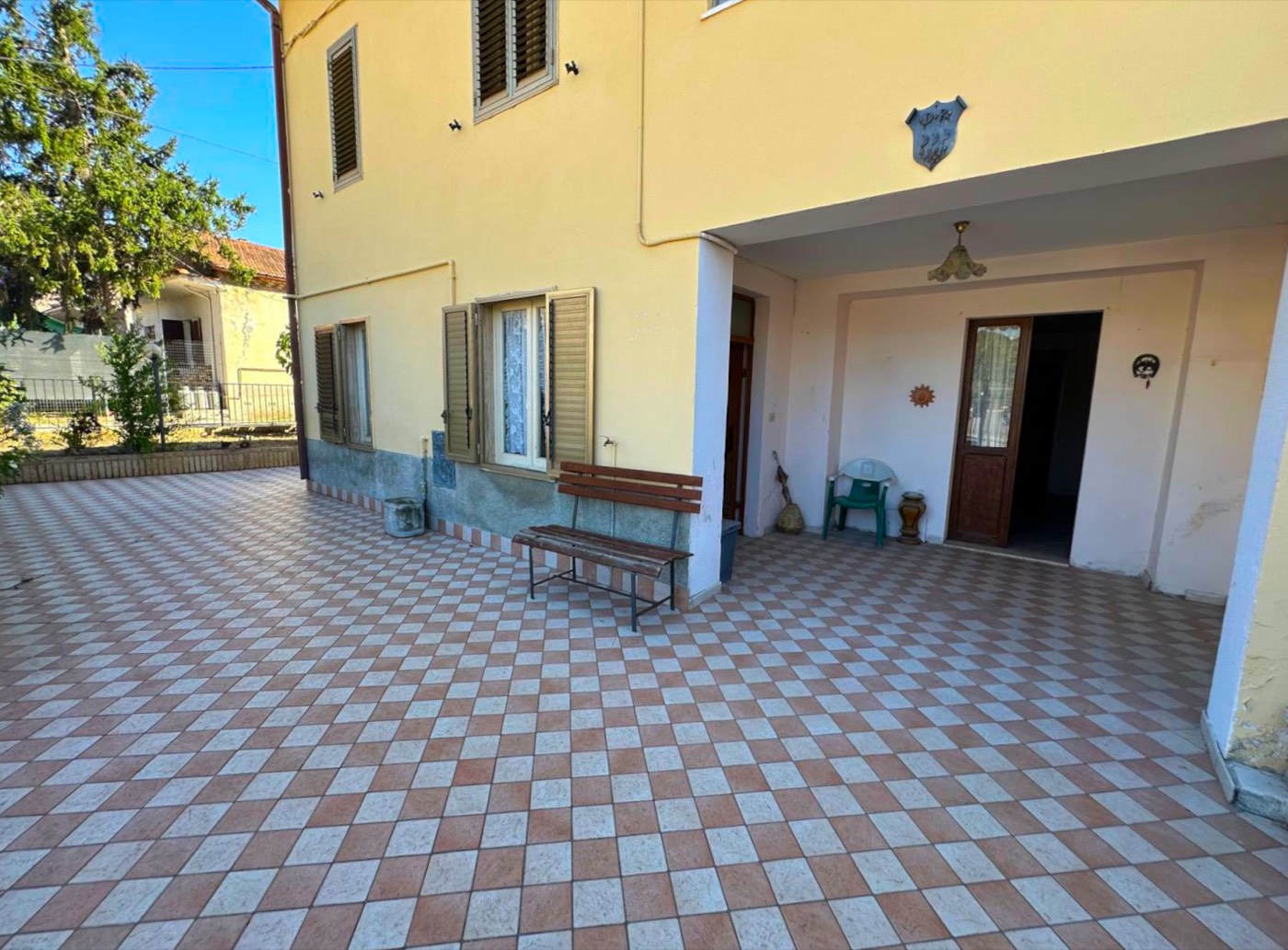 Self-contained house with exclusive courtyard and garden property photograph
