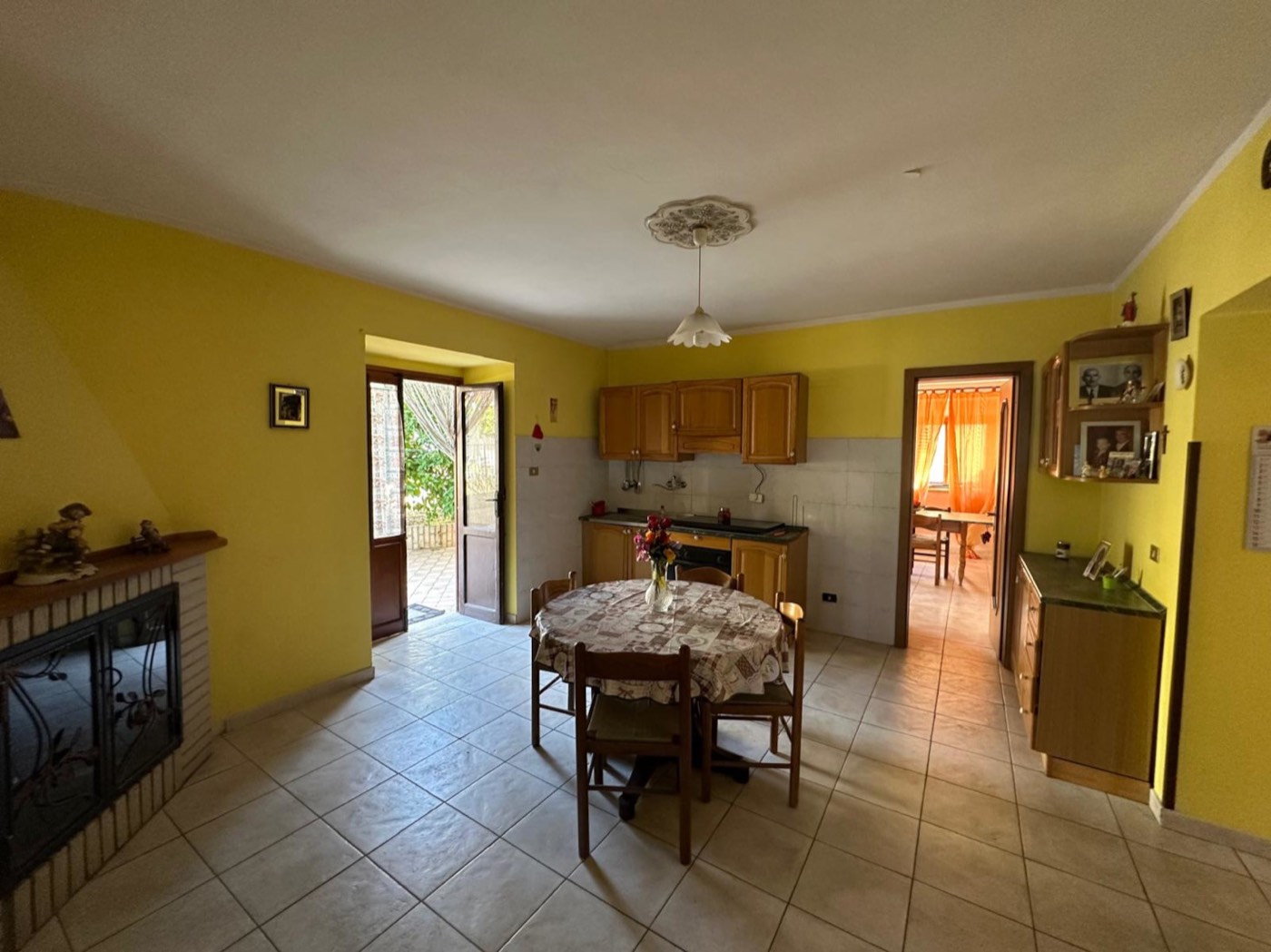 Self-contained house with exclusive courtyard and garden property photograph