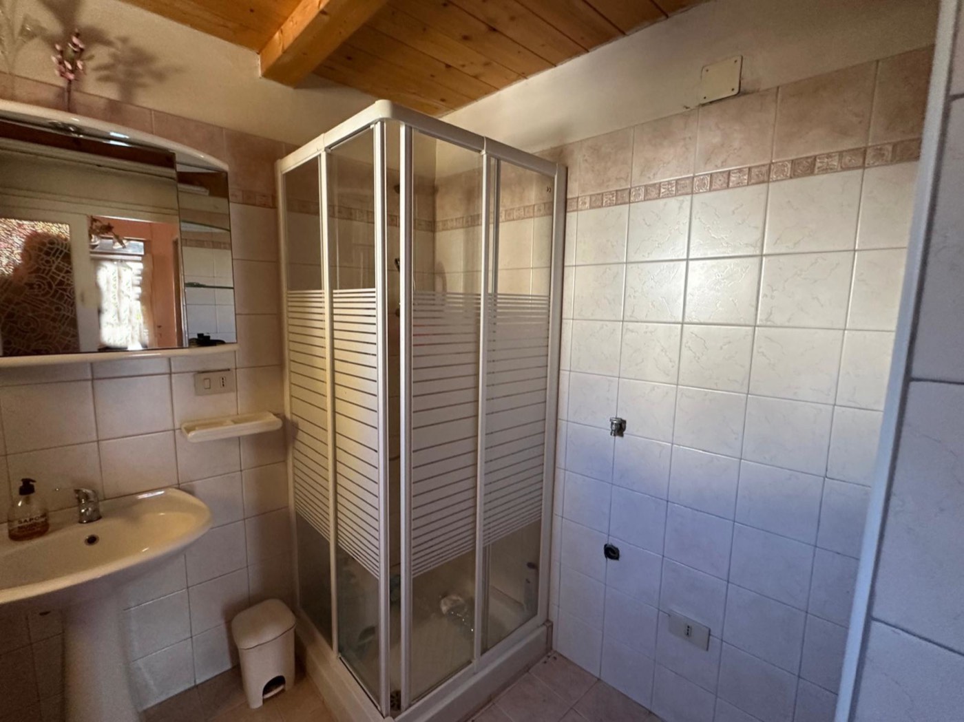 Self-contained house with exclusive courtyard and garden property photograph
