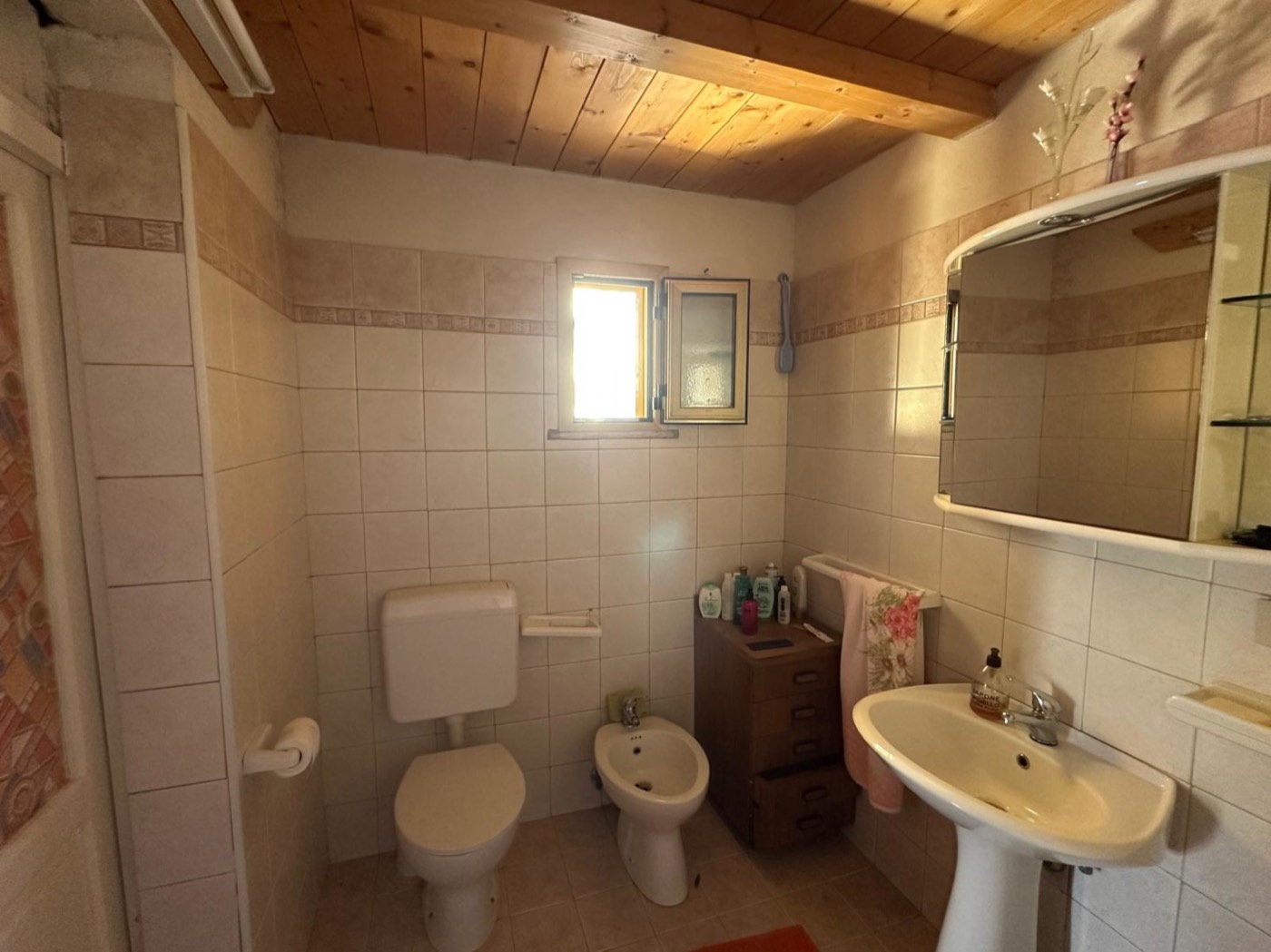 Self-contained house with exclusive courtyard and garden property photograph