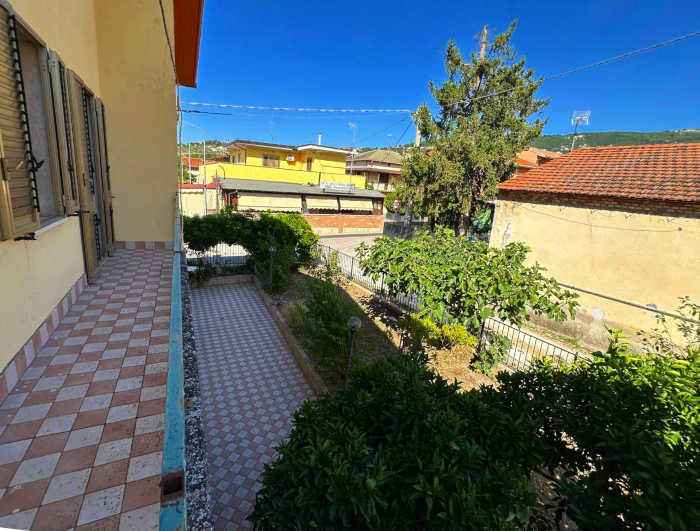 Self-contained house with exclusive courtyard and garden property photograph