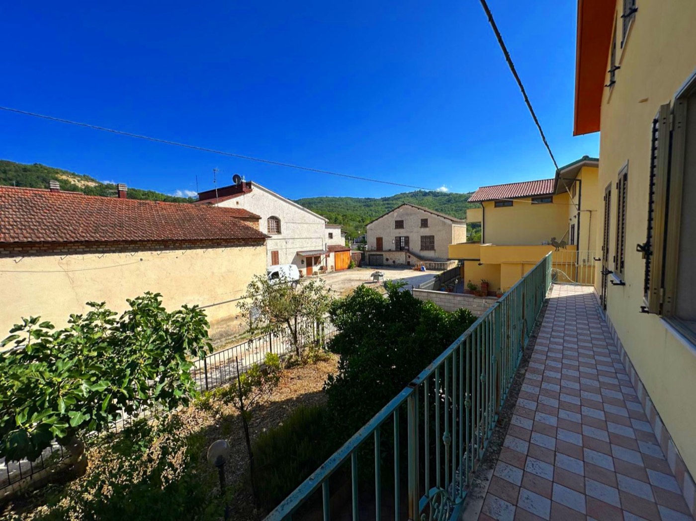 Self-contained house with exclusive courtyard and garden property photograph