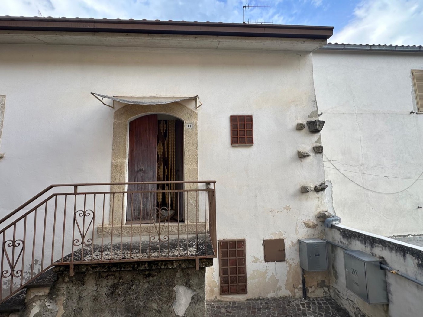 Townhouse in the historic center of Pietranico property photograph