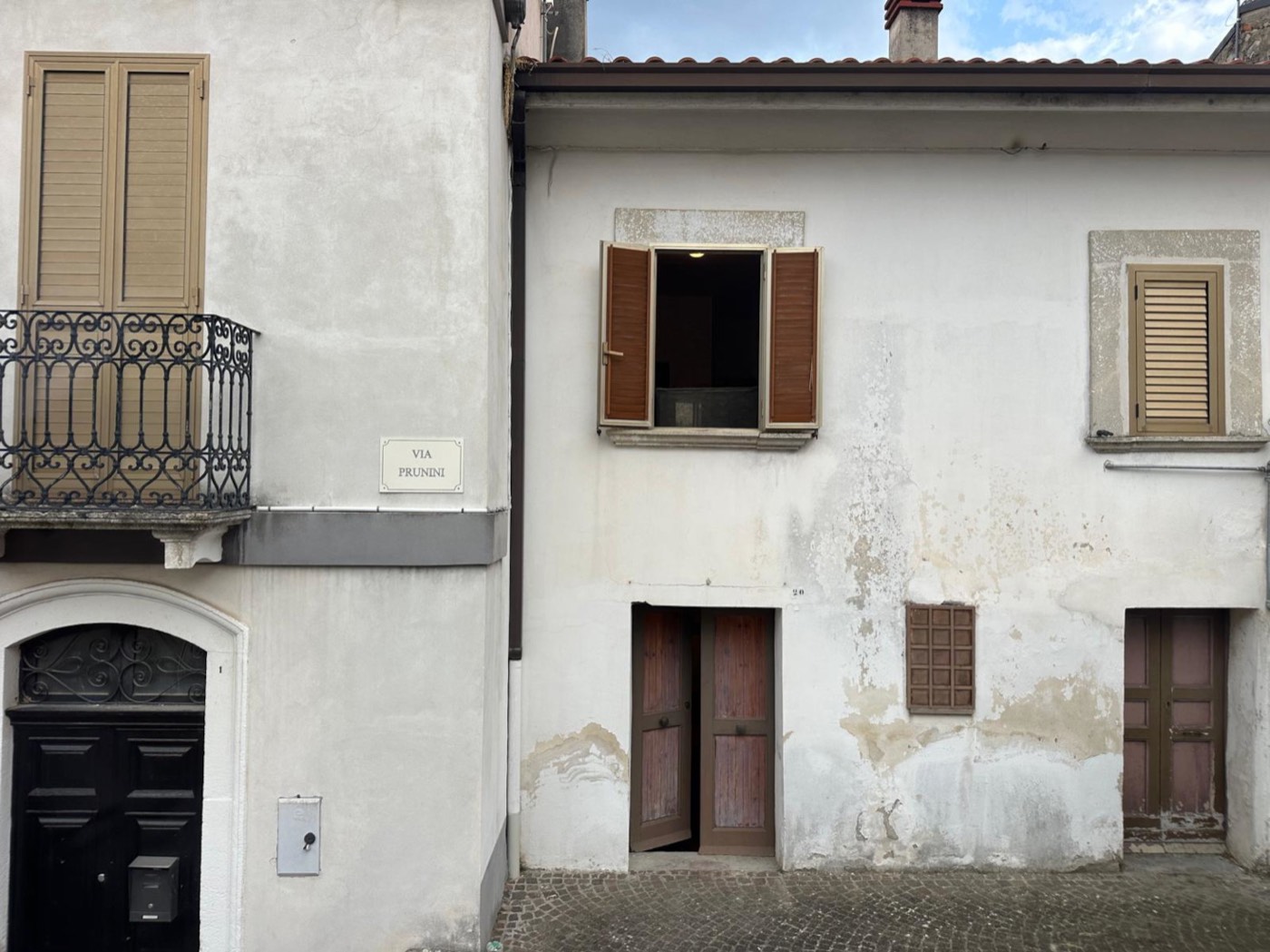 Townhouse in the historic center of Pietranico property photograph
