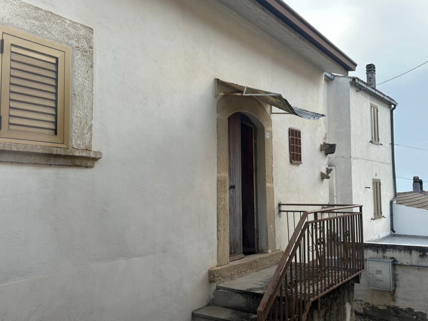 Townhouse in the historic center of Pietranico property photograph