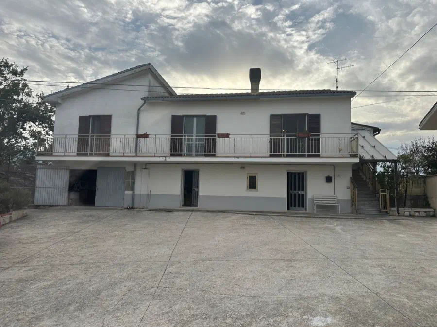 Detached House with Private Courtyard in San Valentino in Abruzzo Citeriore, PE