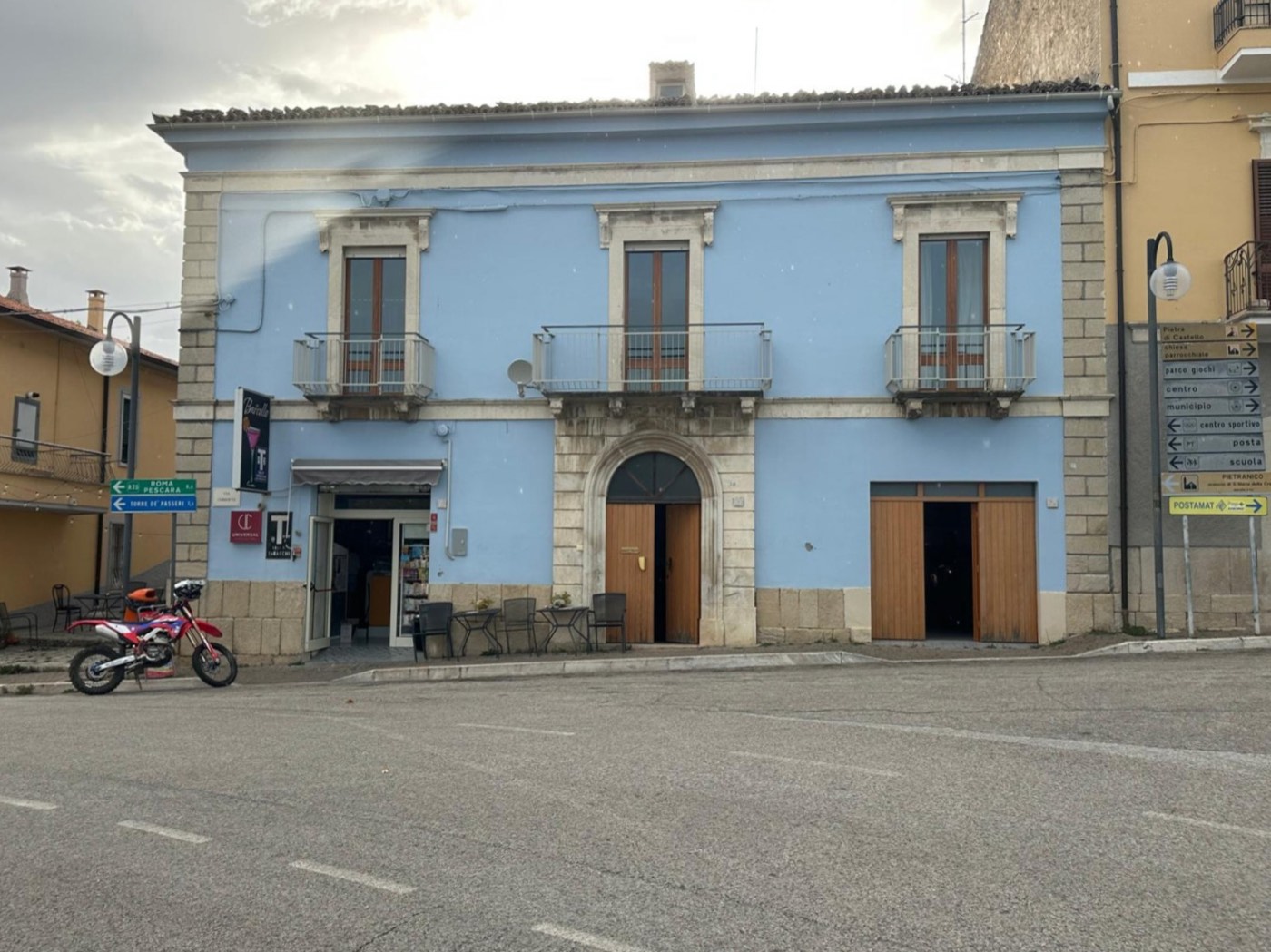 Building with Two-Level Apartment, Garage and Commercial Space property photograph