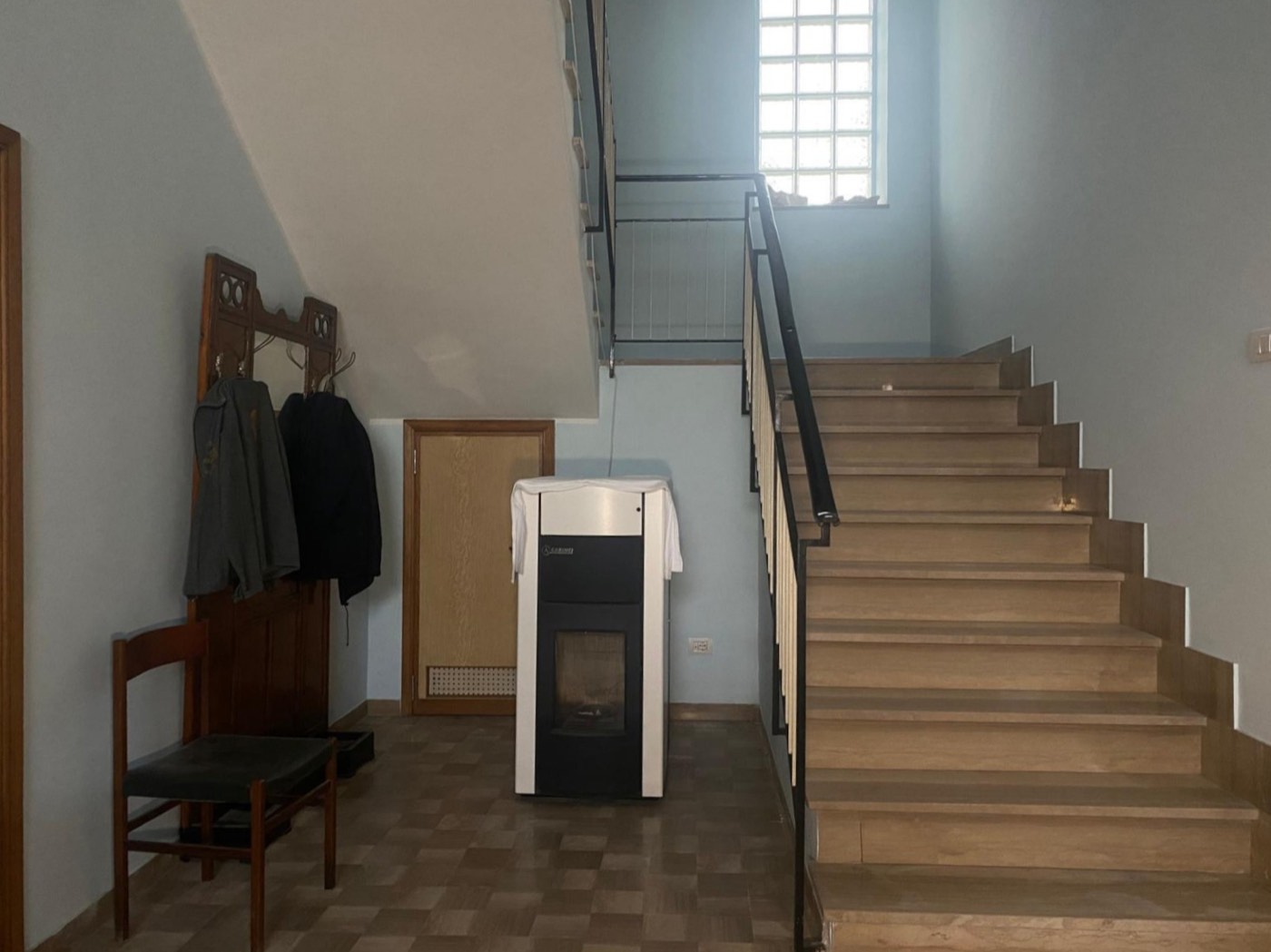 Building with Two-Level Apartment, Garage and Commercial Space property photograph