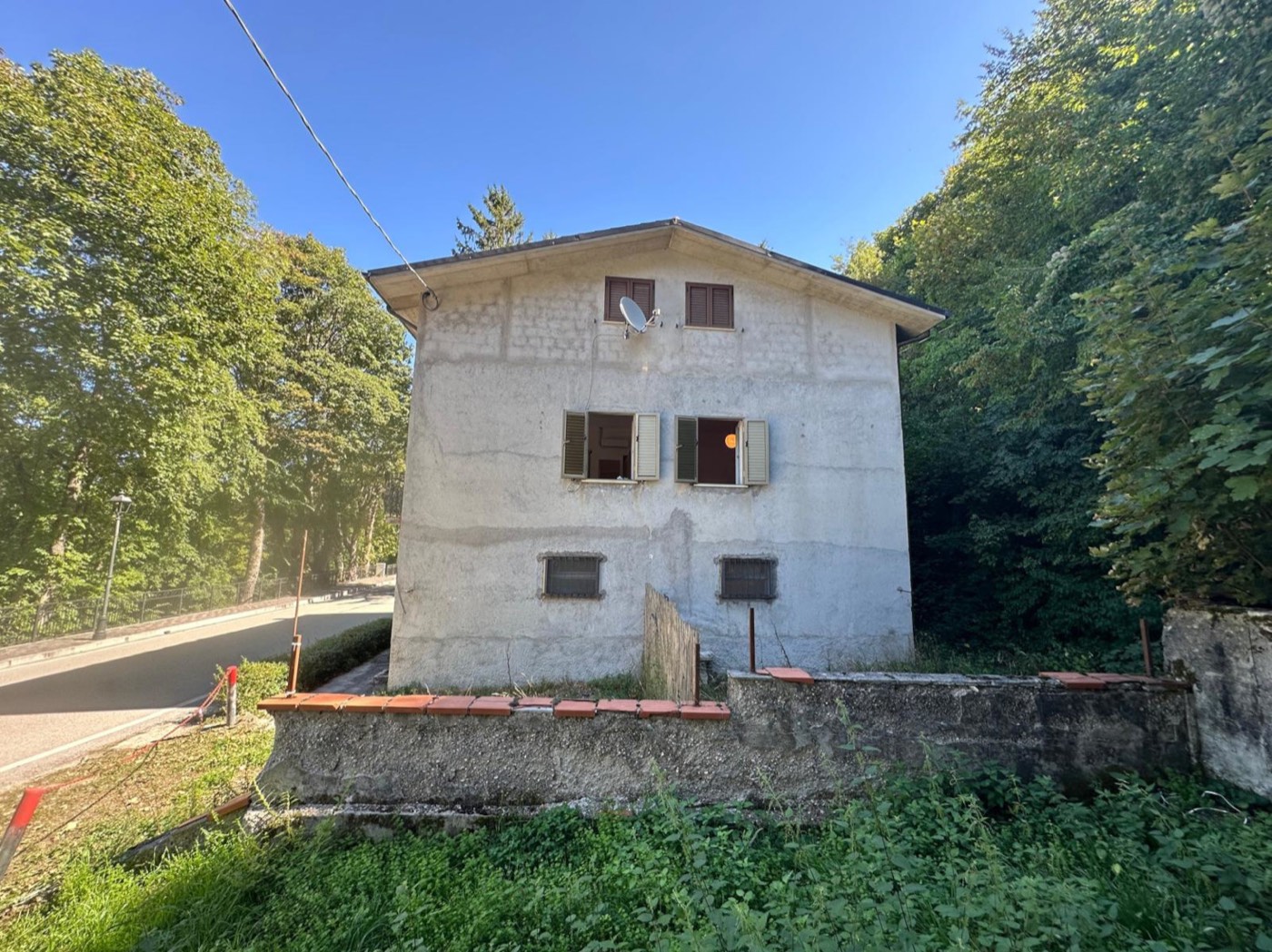 Detached House with Private Courtyard in Sant'Eufemia property photograph