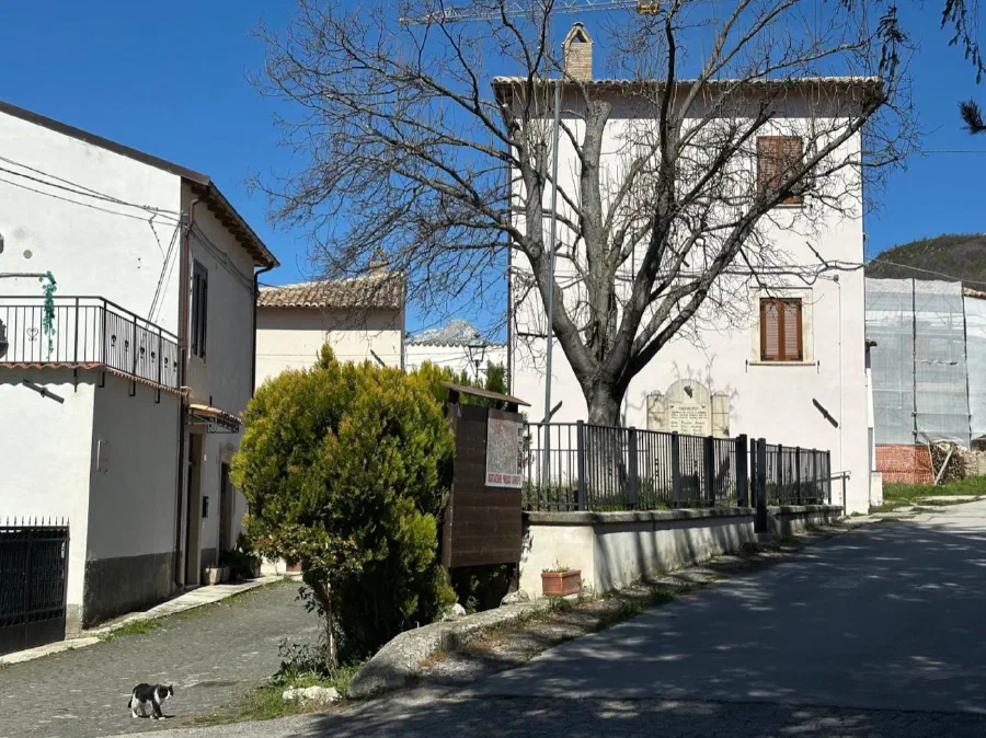 Portion of a Building with Building Land in Villa Santa Lucia degli Abruzzi, AQ
