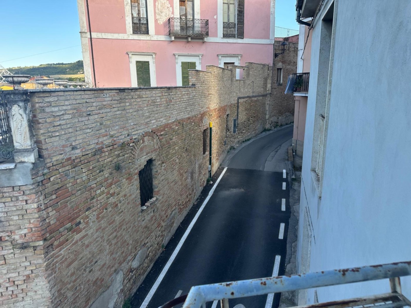 Townhouse with Terrace in the Historic Centre of Torre de' Passeri property photograph