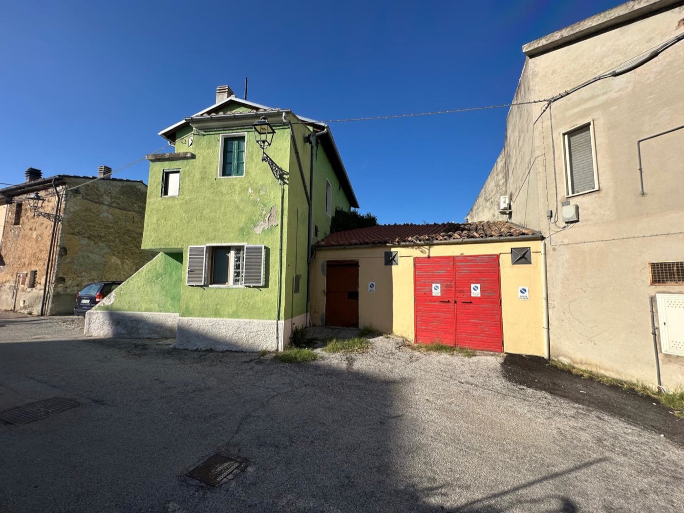 Apartment with Cellar and Garage in Torre de' Passeri property photograph