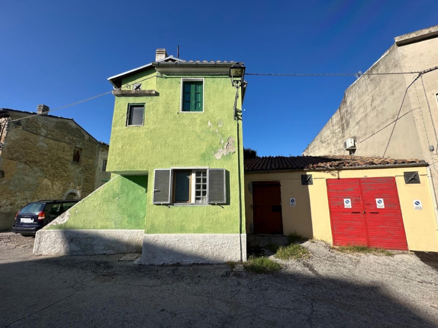 Apartment with Cellar and Garage in Torre de' Passeri property photograph