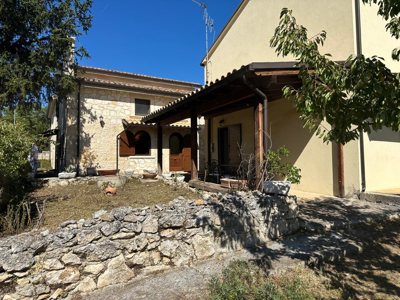 Character Property Complex in Roccamorice with Two Buildings and a Private Garden property photograph