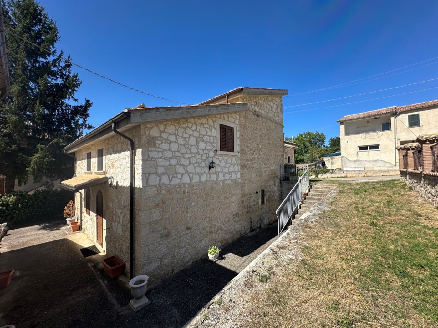 Character Property Complex in Roccamorice with Two Buildings and a Private Garden property photograph