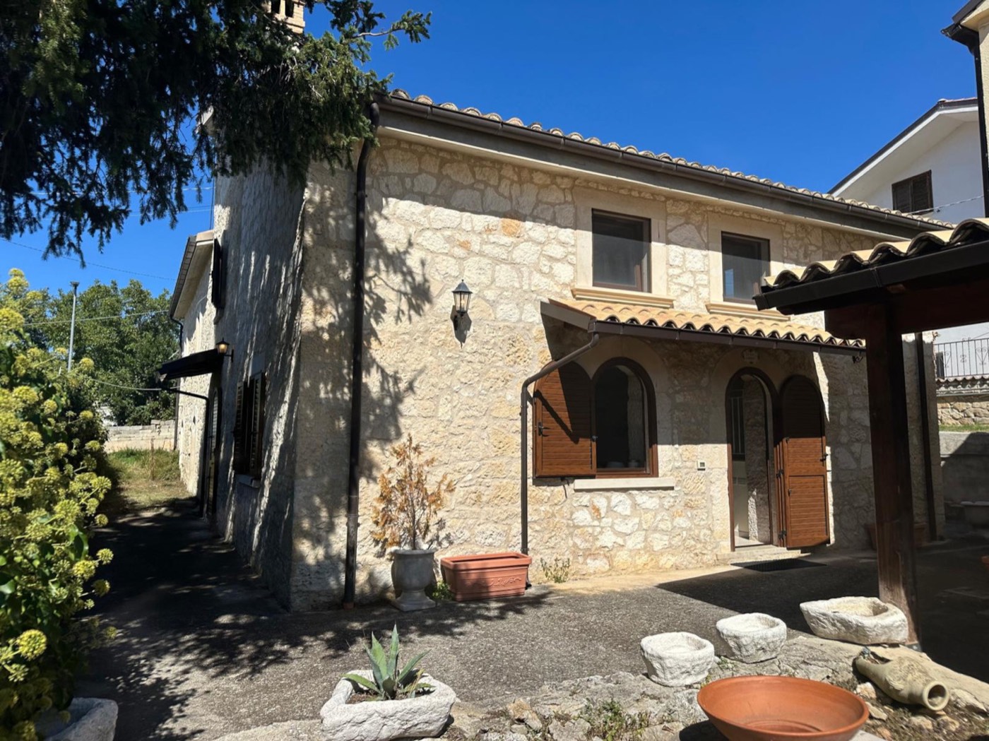 Character Property Complex in Roccamorice with Two Buildings and a Private Garden property photograph