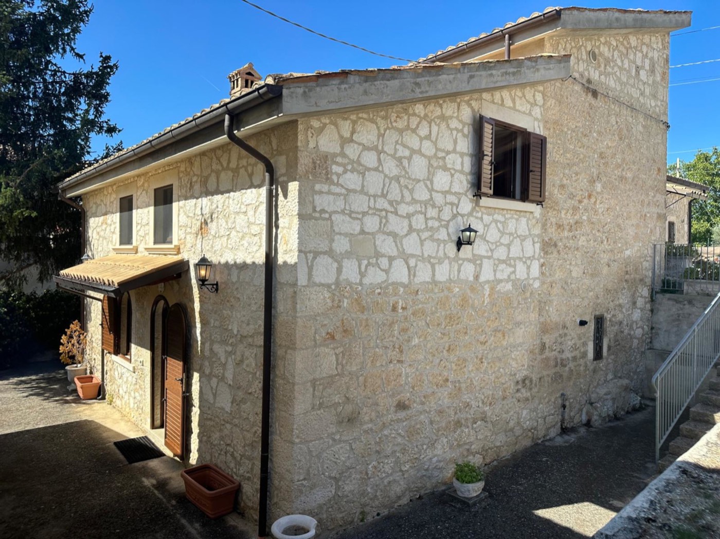 Character Property Complex in Roccamorice with Two Buildings and a Private Garden property photograph