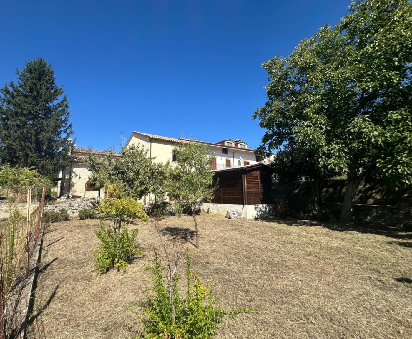 Character Property Complex in Roccamorice with Two Buildings and a Private Garden property photograph