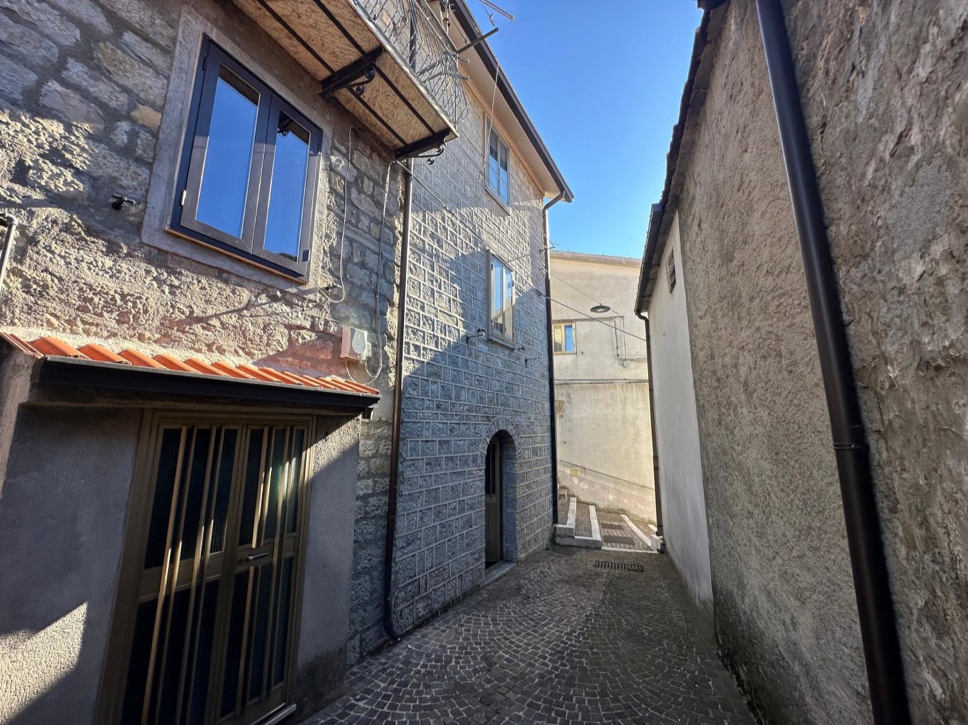 Townhouse with Outbuilding in Castiglione Messer Marino property photograph