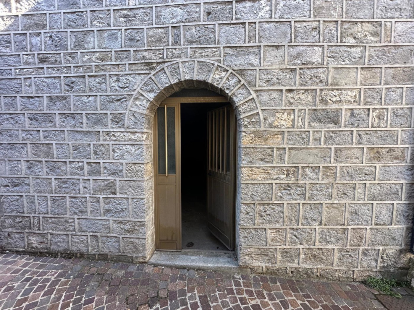 Townhouse with Outbuilding in Castiglione Messer Marino property photograph